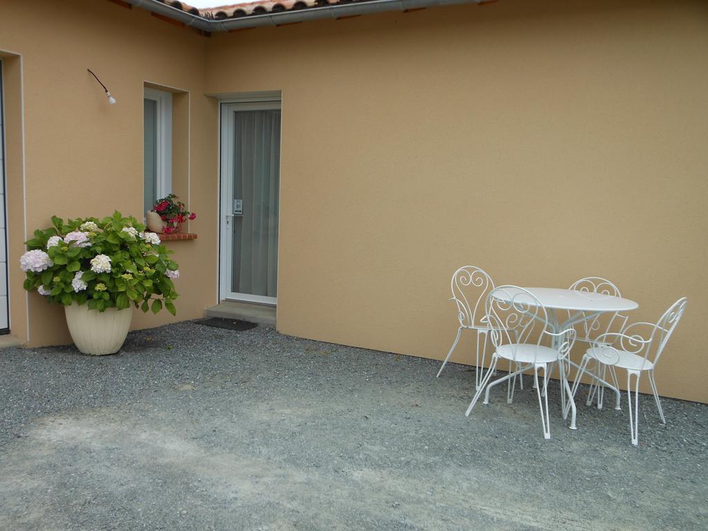 Chambre D'Hotes La Basse Gougeonniere Neuvy-en-Mauges Exterior photo